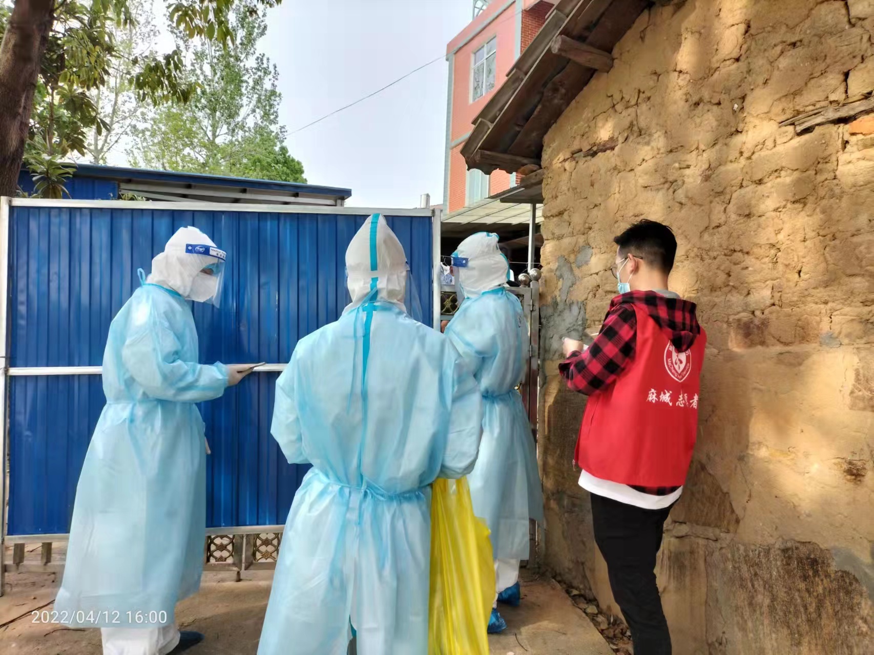 周葉帆協(xié)助核酸采集.jpg